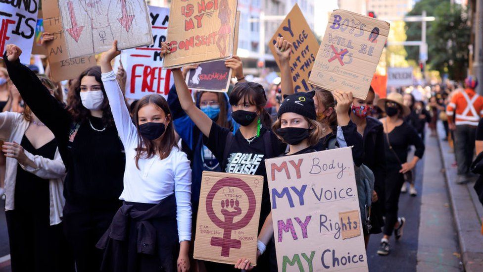 看到年轻女孩在悉尼游行抗议针对女性的暴力行为