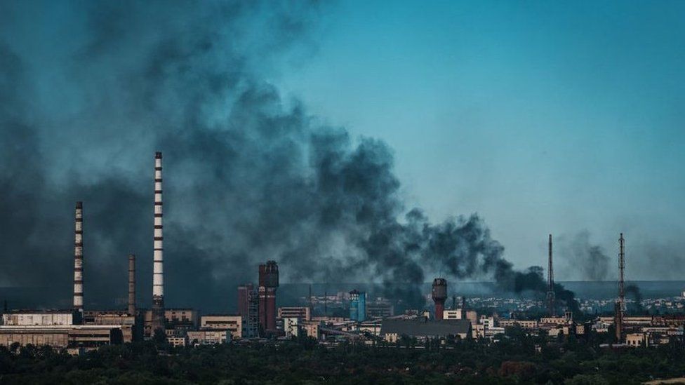 乌克兰东部城市北顿涅茨克升起浓烟