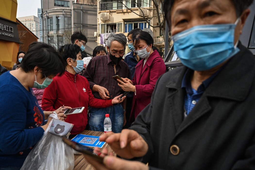3月，上海虹口区的民众在核酸检测前扫描二维码。