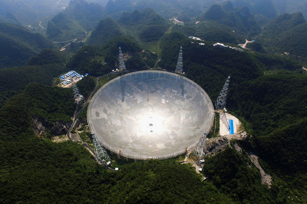位于中国贵州的FAST望远镜鸟瞰。中国的天文学家最近探测到一个被误认为来自地外智慧的信号。