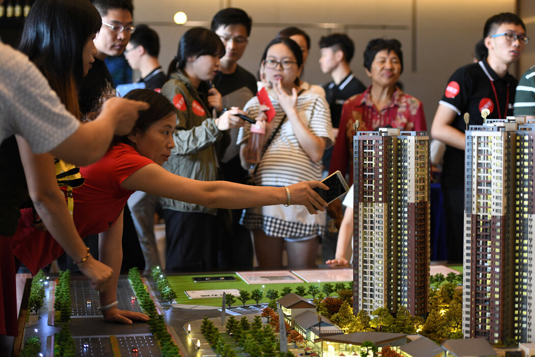 2018年，挤在东莞一处万科楼盘模型前的人群。最近几个月来，人们的购房热情急剧下降。