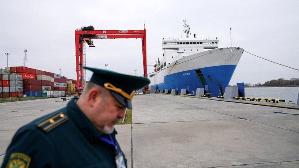 2021年10月，一名俄罗斯海关官员在俄罗斯加里宁格勒地区波罗的海小镇波罗的斯克的一个商业港口工作