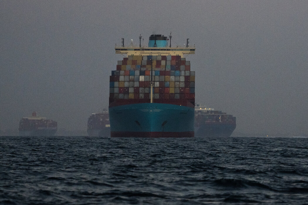 等待进入洛杉矶港的集装箱船，摄于去年。一项新法律的实施可能会导致美国当局扣留或拒收大量进口产品。