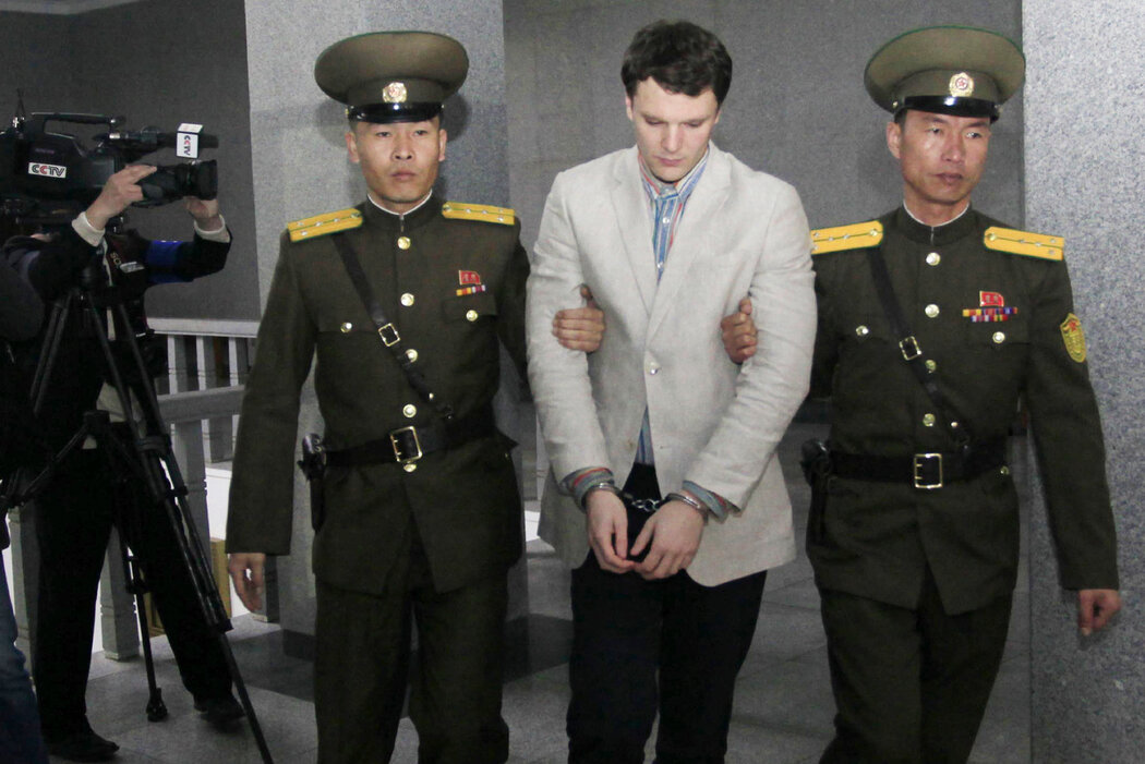 2016年，在朝鲜被关押的美国学生奥托·瓦姆比尔由人押解离开该国首都平壤的法院，他后来因伤死亡。