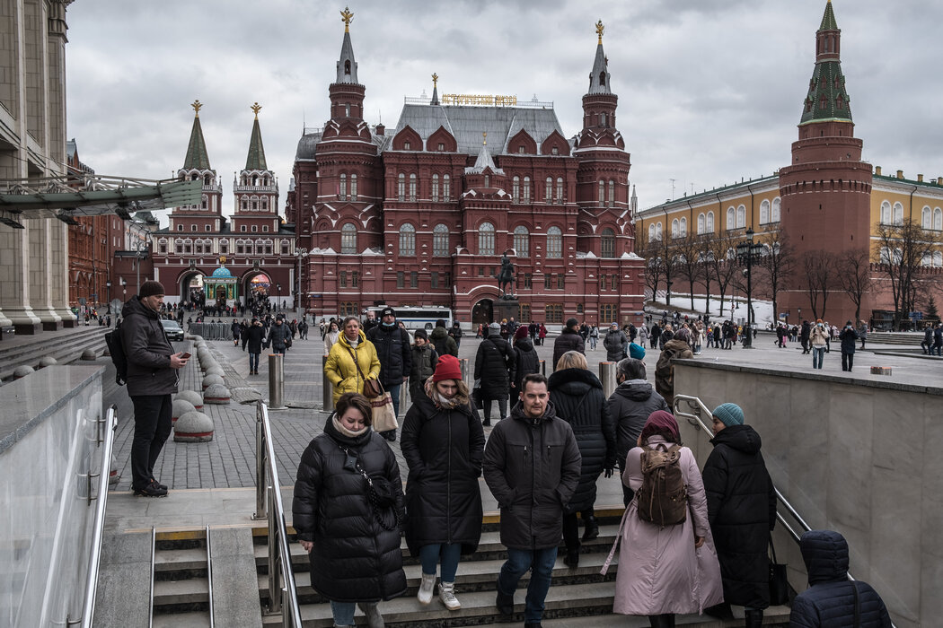 莫斯科克里姆林宫外，摄于今年2月。俄罗斯入侵乌克兰后没有离开该国的人以不同的方式对这场战争做出反应。