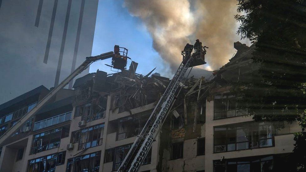 22 年 6 月 26 日，基辅被毁公寓楼现场的消防员