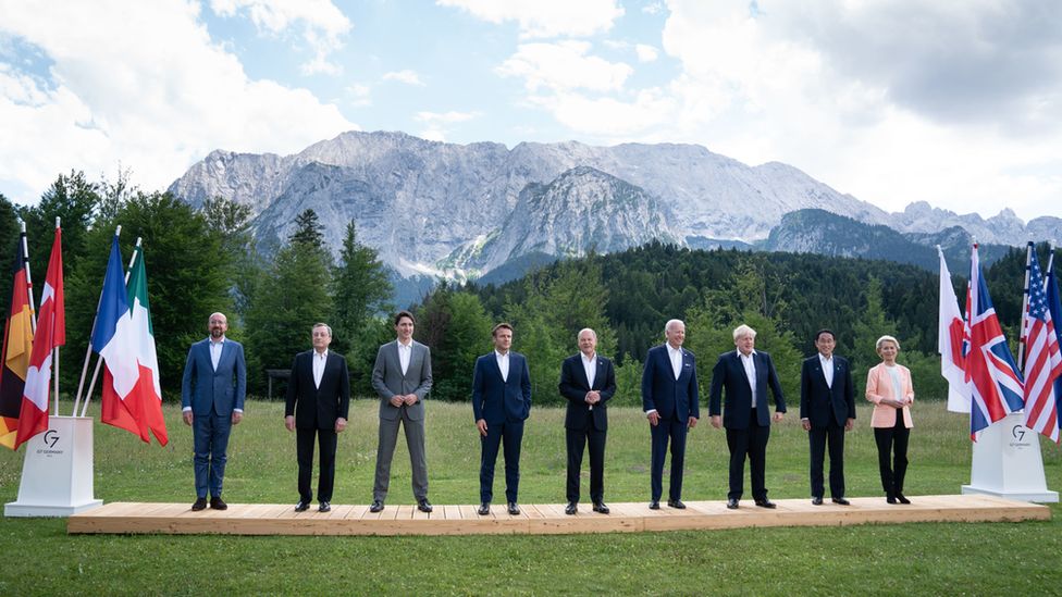 从左至右：欧洲理事会查尔斯·米歇尔、意大利总理马里奥·德拉吉、加拿大总理贾斯汀·特鲁多、法国总统埃马纽埃尔·马克龙、德国总理奥拉夫·舒尔茨、美国总统乔·拜登、英国首相鲍里斯·约翰逊、日本首相岸田文雄和欧盟委员会乌尔苏拉·冯德莱恩在德国埃尔茂宫。 照片：2022 年 6 月 26 日