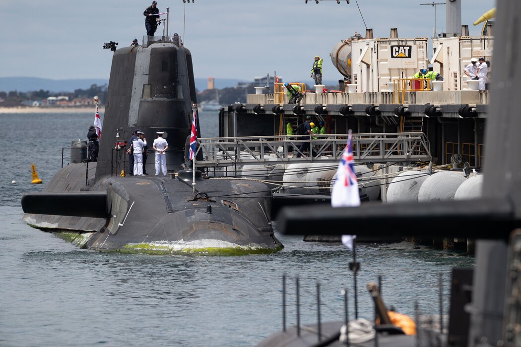 英国核动力潜艇“机敏号”停靠在澳大利亚珀斯的海军基地，摄于2021年。澳大利亚正在致力于尽快建造并投入使用本国的核动力潜艇。