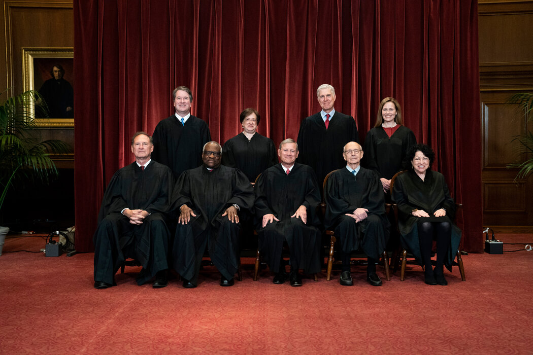 最高法院有六名法官由共和党总统任命，三名法官由民主党总统任命。
