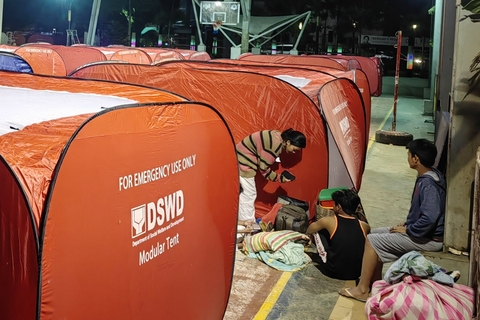 当地时间2022年7月28日，菲律宾阿布拉省，地震发生后，民众在帐篷里避难。图：Bernie Sipin Dela Cruz/IC photo