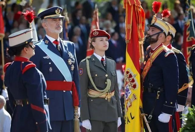 西班牙莱昂诺尔公主穿上军服参加国庆