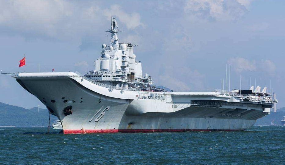 中国海军第一艘航母“辽宁”号