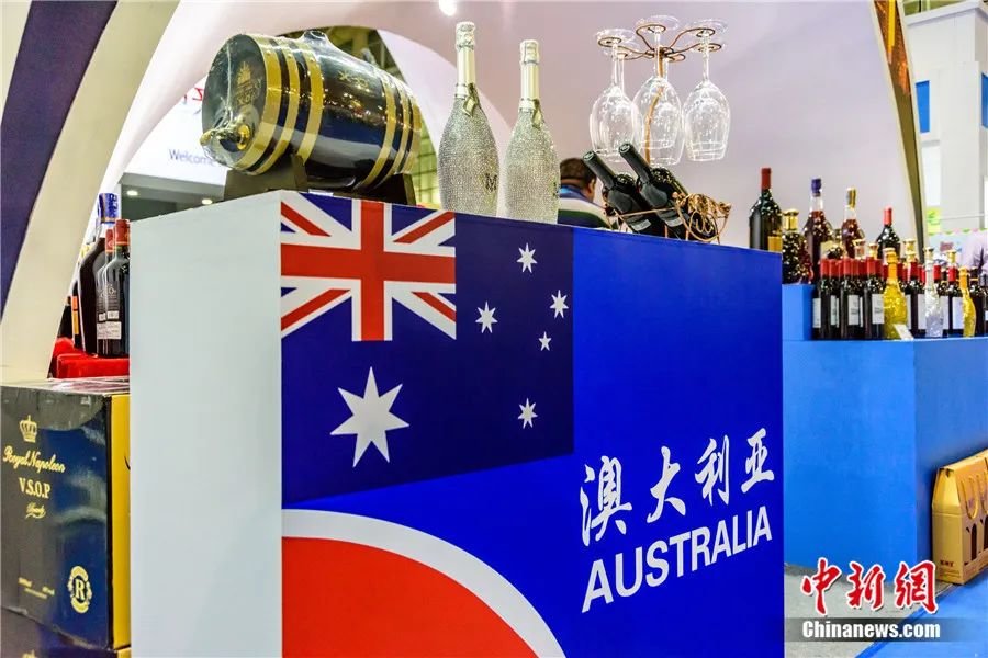 资料图：福建福州一展会上，澳大利亚展馆展出的葡萄酒。吴建德 摄