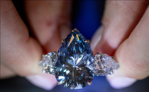 罕见蓝钻戒指在瑞士日内瓦拍出近4400万美元